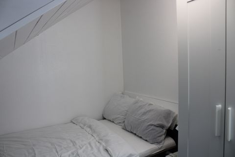 Bei dieser ansprechenden Immobilie handelt es sich um eine Dachgeschosswohnung im zweiten Stock, die sich durch eine gehobene Innenausstattung auszeichnet. Die Wohnung umfasst zwei attraktive Zimmer. Durch den zur Wohnung gehörenden Stellplatz gehört...
