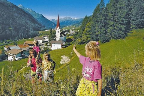 Confortable casa de vacaciones con apartamentos acogedores y bien equipados, situada en una zona tranquila en una soleada ladera orientada al sur en el distrito de Oberdorf, a sólo unos minutos a pie del ferrocarril de montaña (1.304 m sobre el nivel...