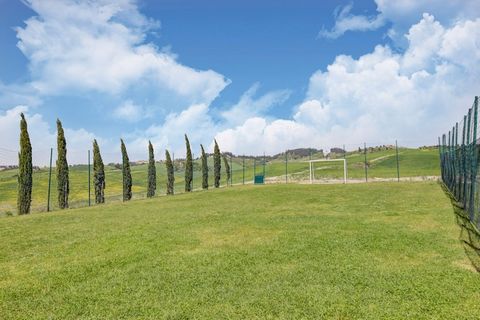 Paisible et panoramique en Toscane Ce charmant appartement, niché au cœur des collines toscanes, est un havre de paix entouré de prairies luxuriantes et d'oliveraies. Ses intérieurs spacieux s'ouvrent sur un jardin ensoleillé, et la piscine commune a...
