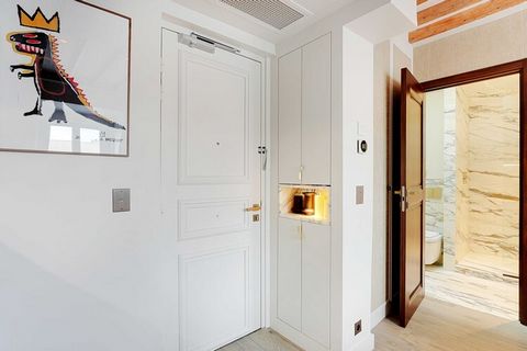 Checkmyguest vous propose un élégant studio de 24m², chic et lumineux, idéalement situé rue Saint-Honoré, dans le prestigieux quartier de la Place-Vendôme. Profitez de sa proximité avec le Jardin des Tuileries, le Musée du Louvre et le Palais Royal p...