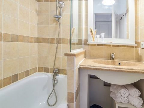 Votre résidence : Village de vacances en Ardèche, centre-sud de la France, entouré de rivières à courant rapide, de gorges, de falaises rocheuses et de forêts est idéal pour des vacances multi-activités. Tu aimeras: Profitez des paysages spectaculair...