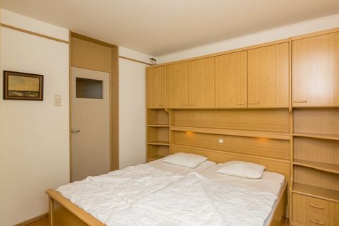 Het appartement ligt op de begane grond in een kleinschalig complex. Er is een berging aanwezig, waar fietsen gestald kunnen worden. Het strand ligt letterlijk op loopafstand, de zee kun je horen ruisen! Tel daar de meeste zonuren per jaar bij op en ...