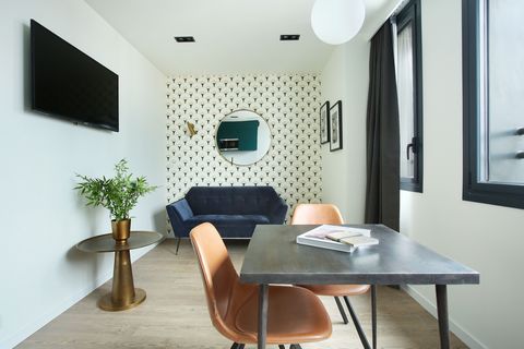 Dès que vous entrez dans cet appartement, vous pourriez vous sentir comme une star du cinéma des premiers jours du cinéma français, et ce n'est pas surprenant. Cet immeuble appartenait autrefois à une société française spécialisée dans le développeme...