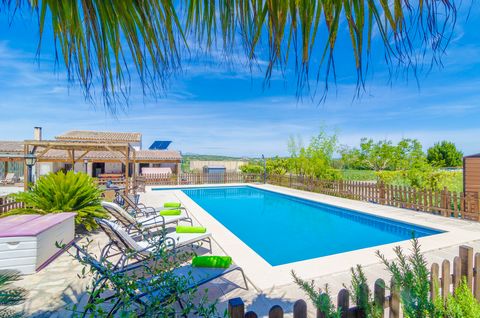 Disfruta de la tranquilidad de la campiña mallorquina en esta preciosa casita para 5 personas en Montuiri, el interior de Mallorca. En esta preciosa casa de estilo rústico pero actual vas a disfrutar del ambiente campestre del interior de Mallorca pe...