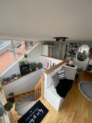 Super schöne helle Dachgeschosswohnung mit Blick auf den Fernsehturm. Wohnung befindet sich in einer ruhigen Wohngegend. Sehr Familienfreundlich. Einkaufsmöglichkeiten direkt um die Ecke. Spielplatz direkt um die Ecke. Offener Flur mit Wohnraum und K...