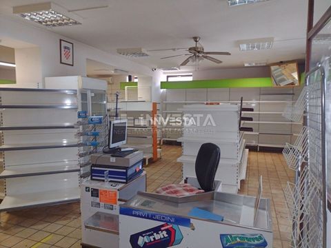 Espace commercial de 220 m² à vendre à Funtana, situé dans un excellent emplacement. L'espace est entièrement équipé avec du mobilier. Il se compose d'une zone de service (magasin), d'un entrepôt, d'une chambre froide et d'un bureau. L'espace est sit...